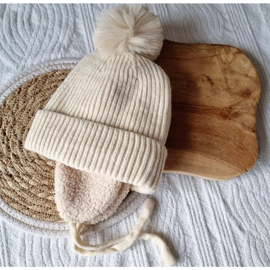 Baby Winter Muts Met Oorwarmers en Pompon